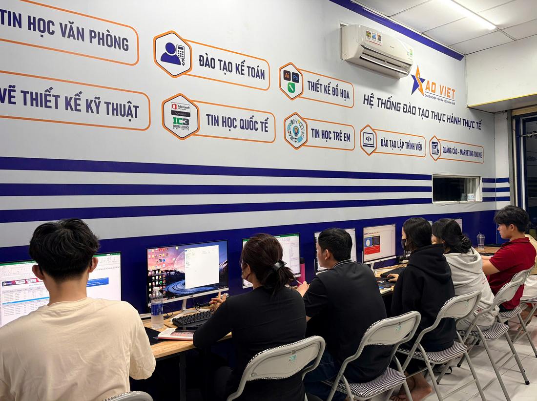 Những Ai Nên Tham Gia Khóa Đào Tạo AI Lập Trình Này