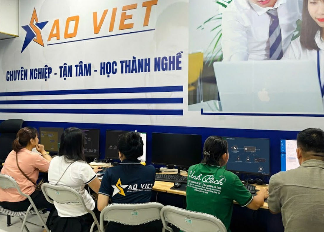 Tự học trí tuệ nhân tạo so với tham gia lớp học AI cho người đi làm
