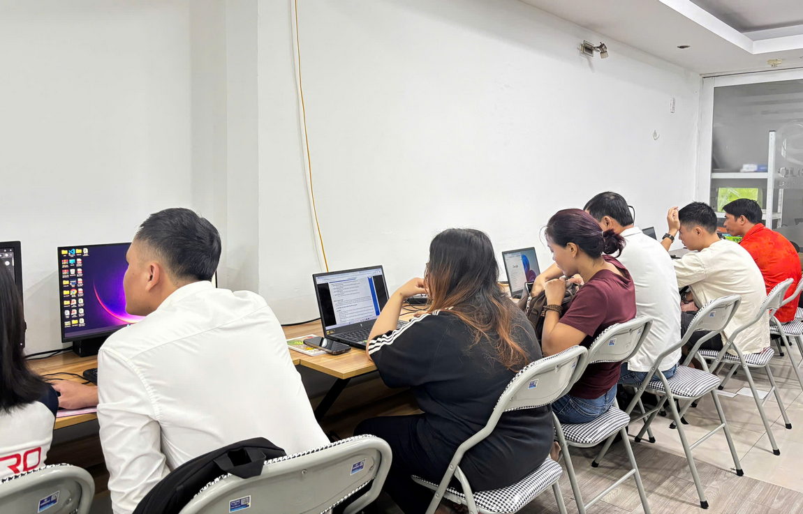 Khóa Học AI Cho Người Đi Làm Dành Cho Ai