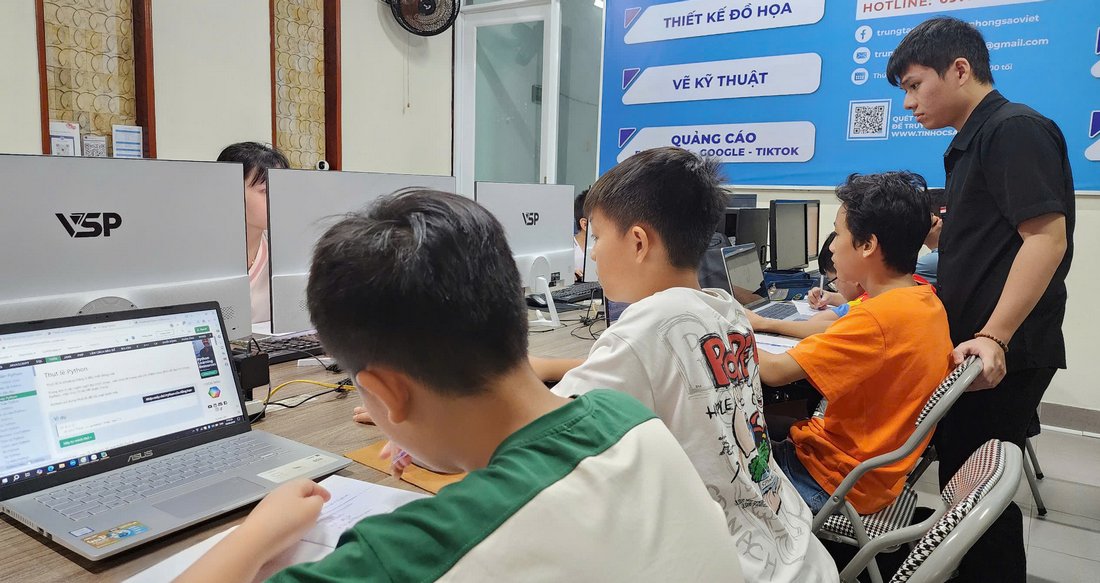 So sánh việc tự học AI tại nhà cho bé và học tại trung tâm
